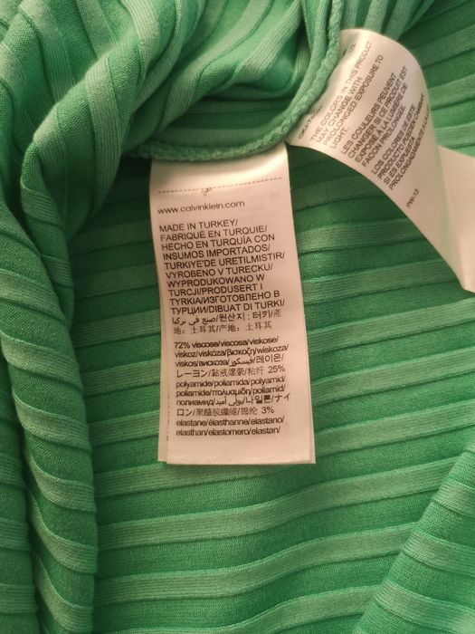 Calvin Klein зелена тениска с леки следи от употреба