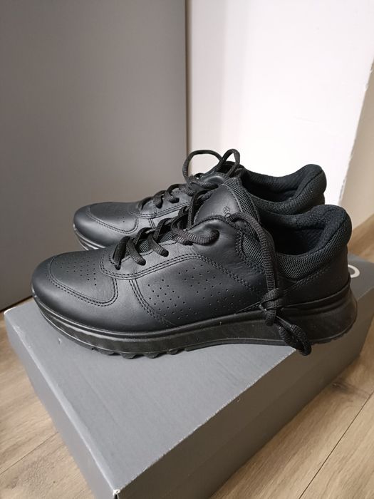 Продам новые кроссовки Ecco