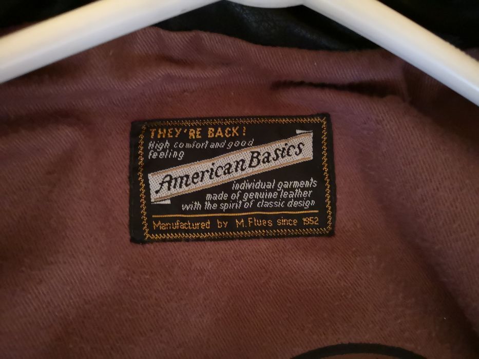 Geaca de piele model aviator.