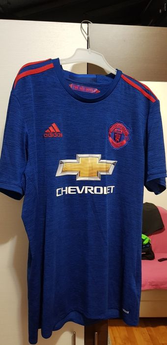 Vand două tricouri adidas si unul puma