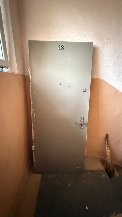 Прочная дверь с обшивкой