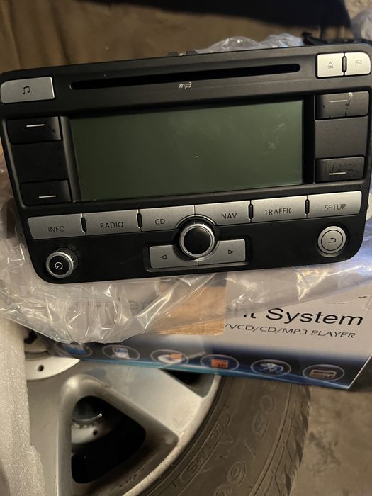 Продавам  оригинален касетофон  за VW