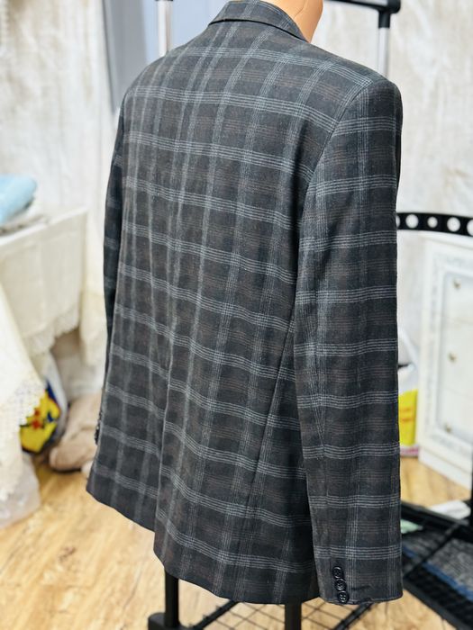 Sacou din carouri impecabil și elegant