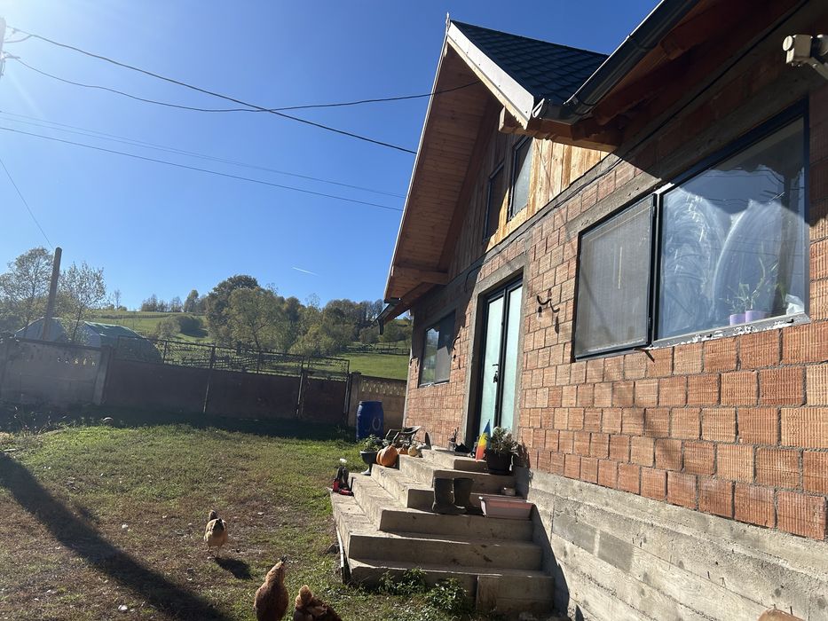 Casă modernă off-grid cu curte mare, sobă șemineu și panouri solar