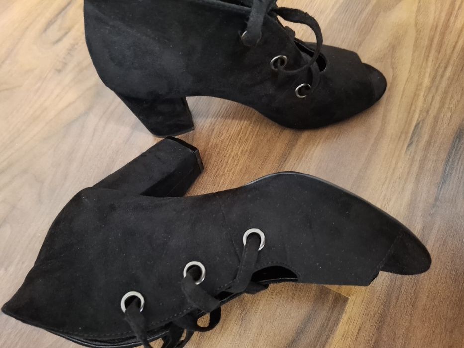 Botine mărimea 39 ,toc de 8 cm, purtați o singură dată.