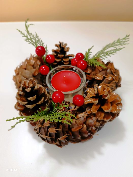 Ръчно изработена коледна декорация от шишарки с червена свещ