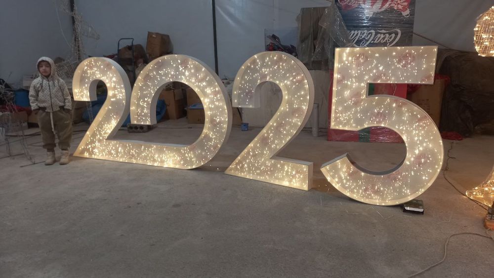 Фигуры для фасада , олени и сани , медведи