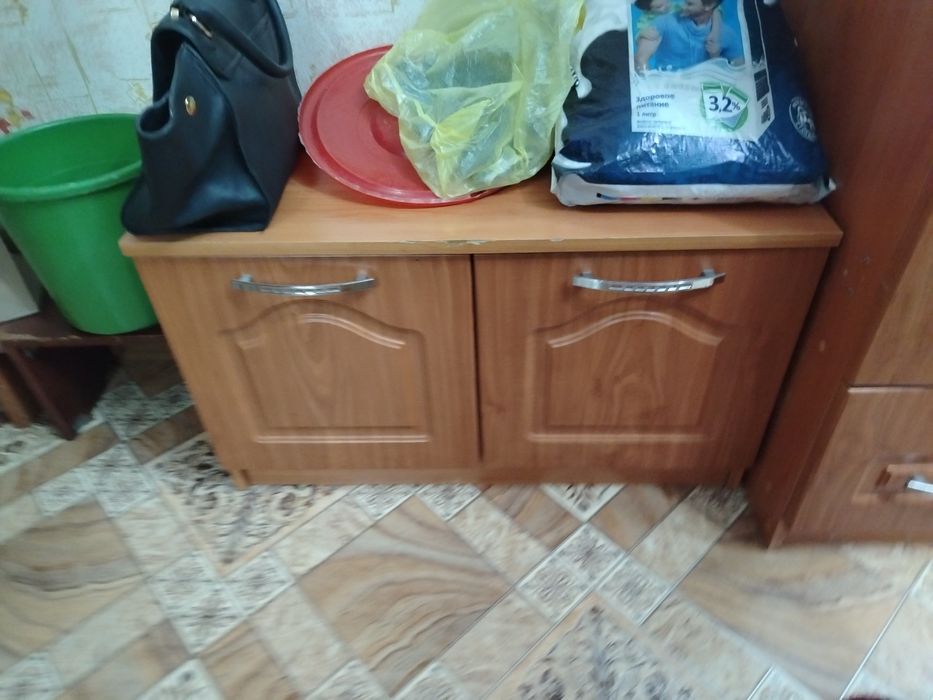 Столы, тумбочки,шкафы