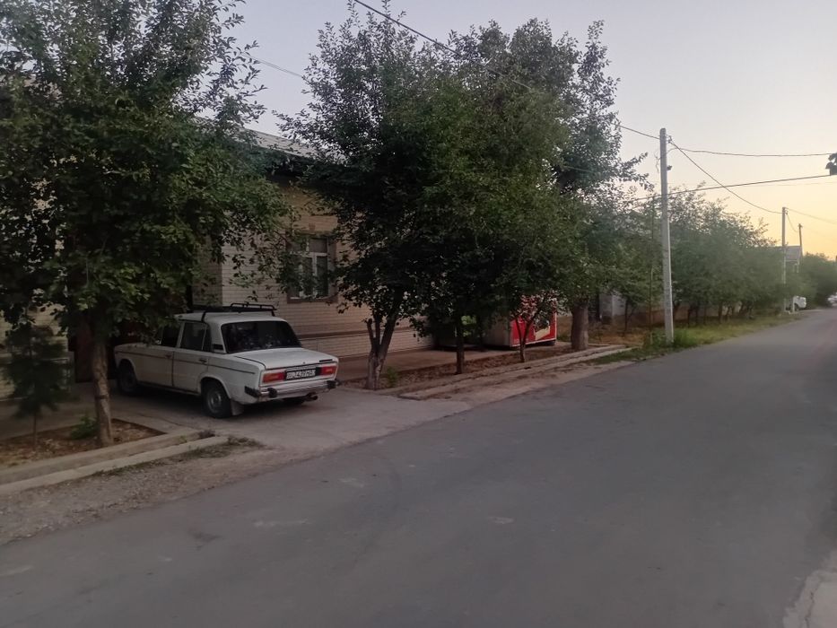 Uy sotiladi yarmi 4.5 sotixdan sal katta