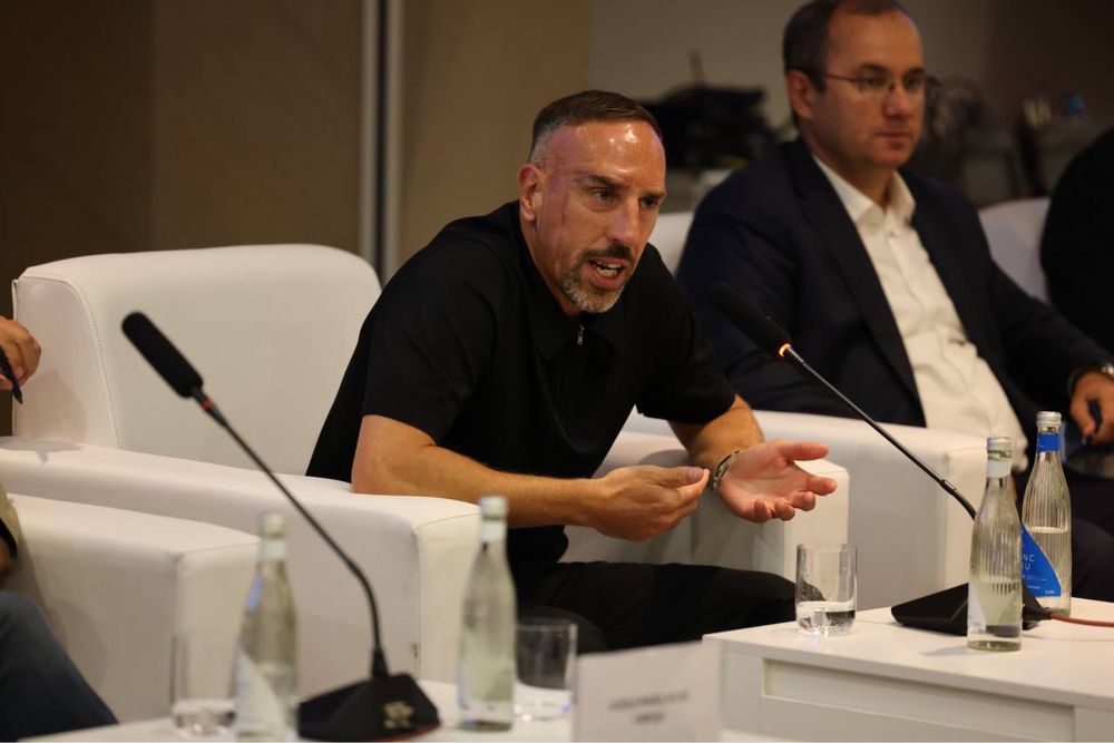 Настольни микрафон канфиренса учун синхиронни таржимон