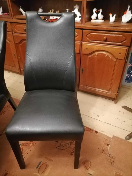 Masa de sticla cu scaune din piele.