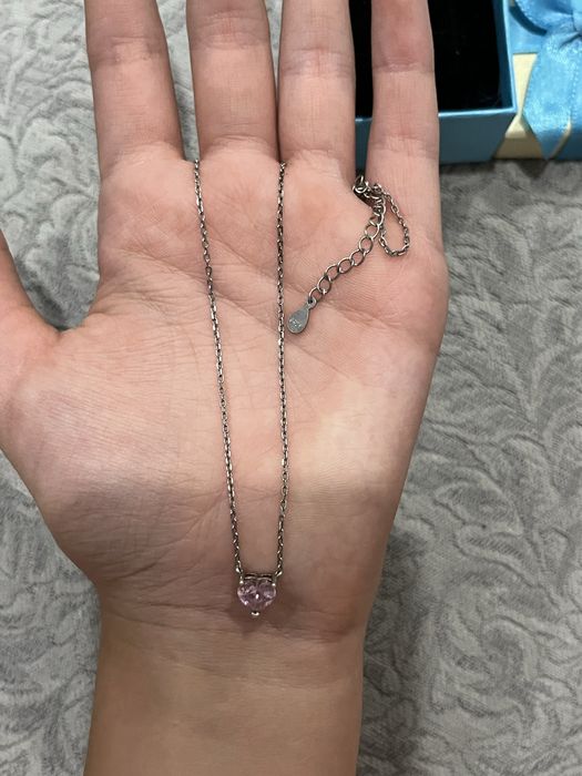серебряная цепочка с камушком