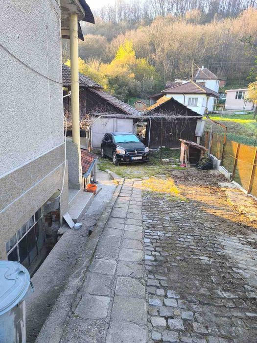 Продавам просторна къща с голям двор - гр. Димово