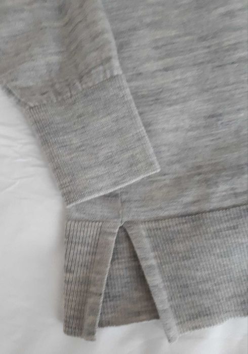 Дамски вълнени пуловери -  бял - S/М - 1 бр, сив - М - 1 бр.