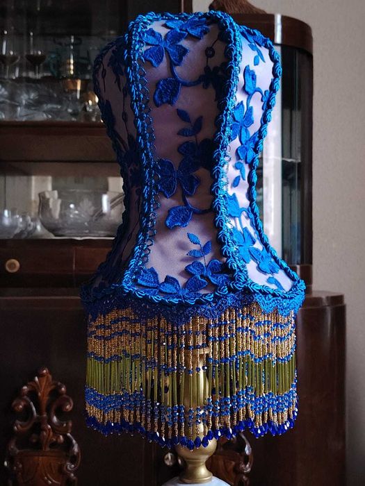 Abajur albastru si franjuri de margele pentru veioza