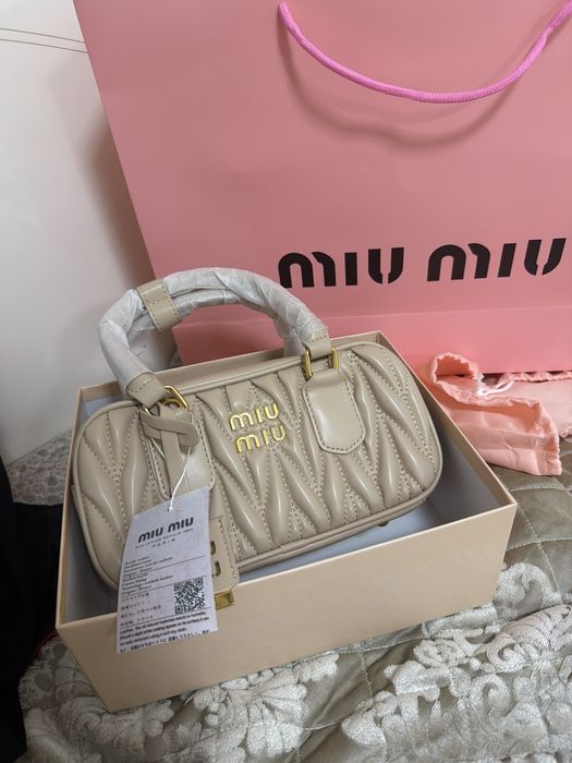 Продам сумку miumiu