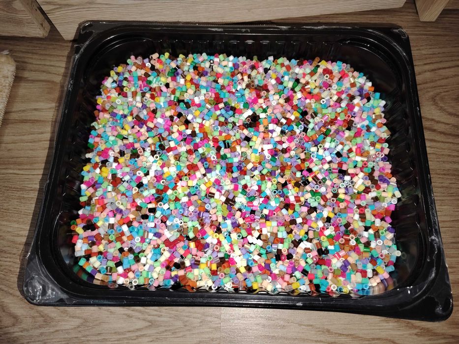 Vaza de sticla decorata manual cu margele Hama