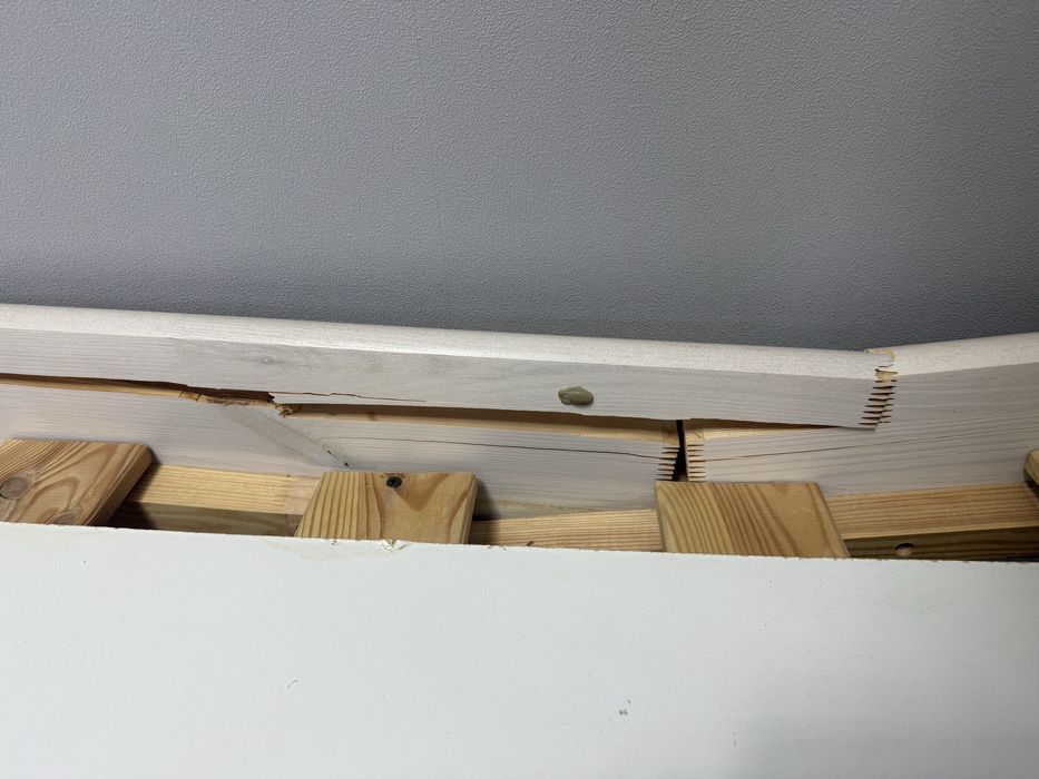 Кровать сломанная