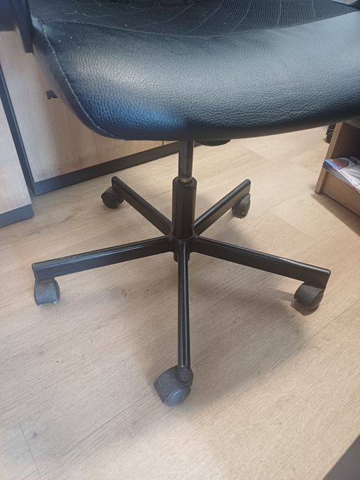 Продавам 2 бр. офис столове