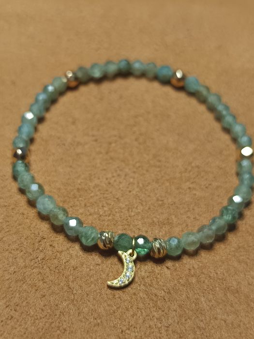 Гривни от естествени камъни