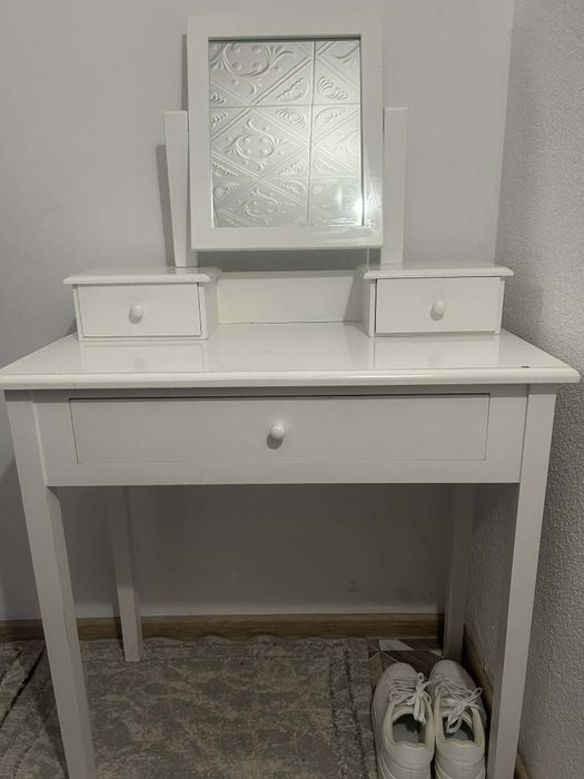 Vând măsuță de machiaj