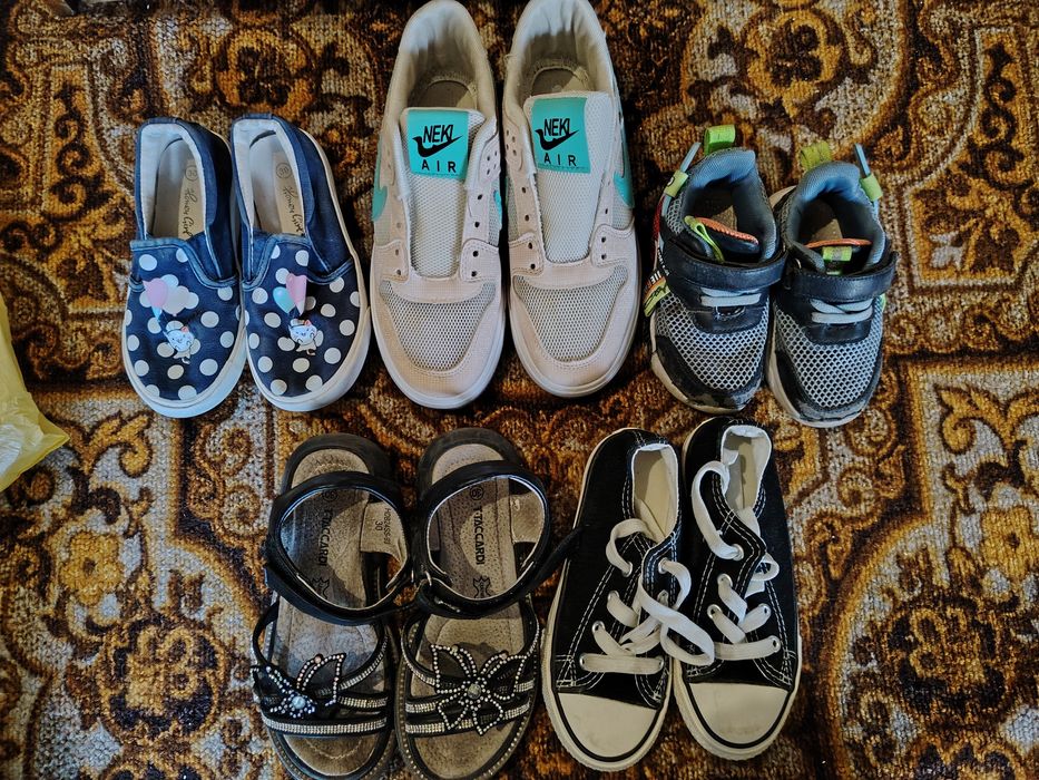 Вещи пакетами, много вещей.