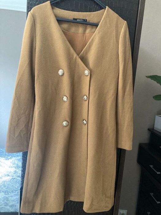 Плетена рокля със златисти копчета.