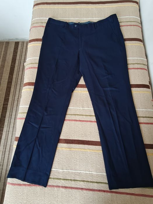 Мъжки костюм сако р-р 56, панталон р-р 58 и риза L, вратовръзка бонус