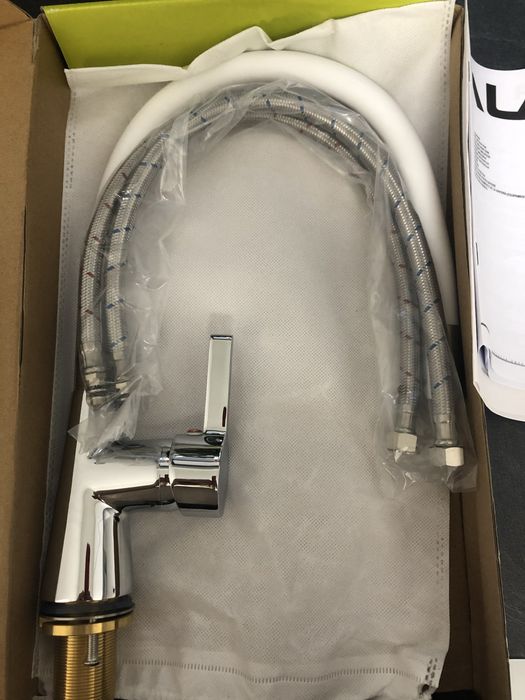 Кухненски смесител Fala с гъвкава лебедка- бял