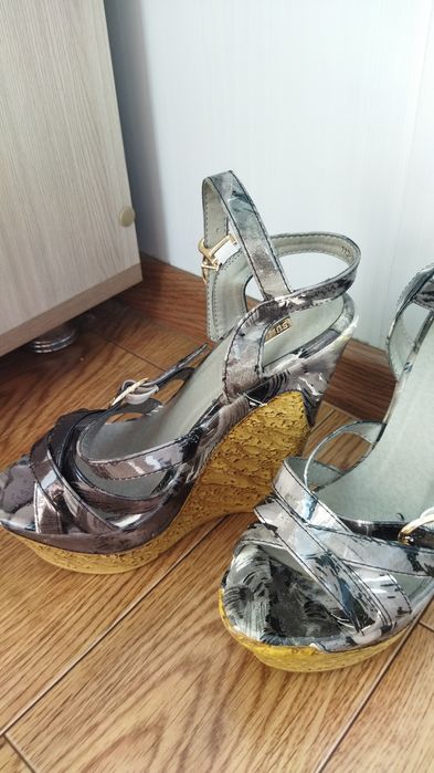 Продам лакированные босоножки