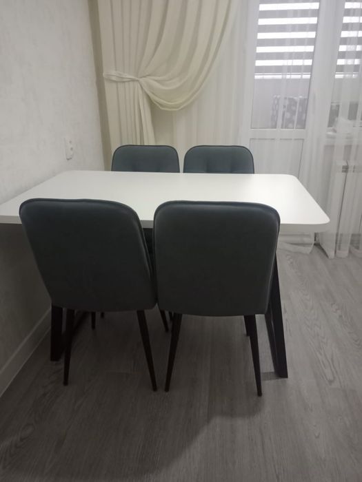 Продам кухонный стол со стульями