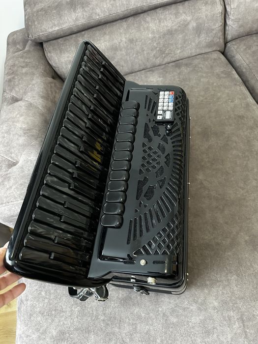 Vand sau schimb acordeon cu sistem midi!