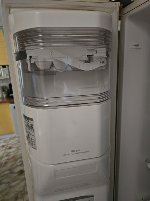 Frigider side by side LG