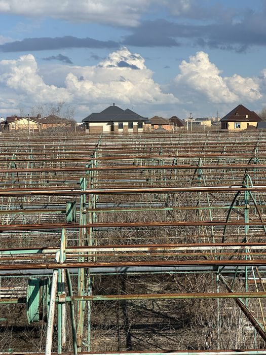 Продаётся  теплица (каркас и материал,котлы)