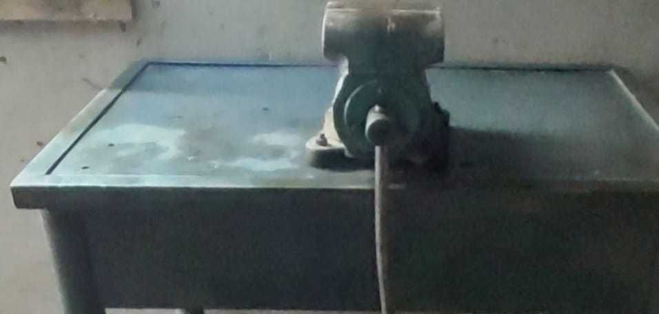 Верстак с тисками.