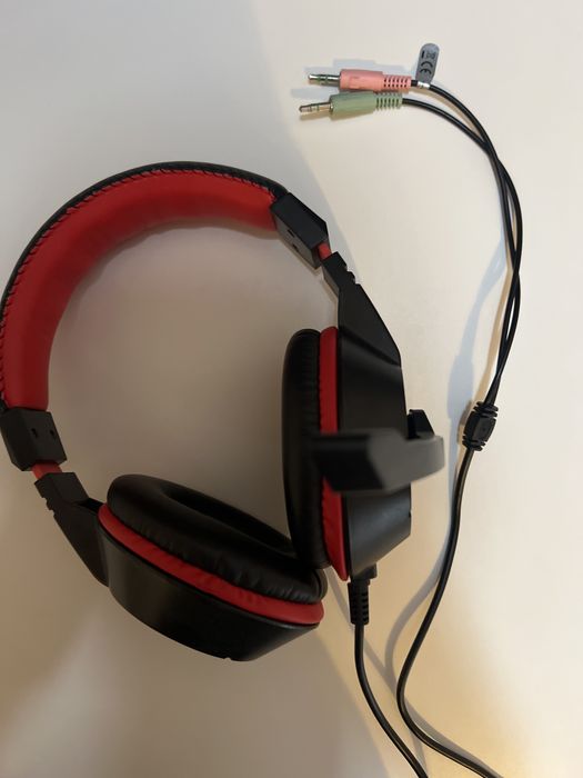 Casca de gaming cu fir si microfon