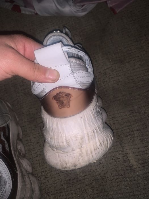 Am o pereche de adidași de la Versace originali marime 40