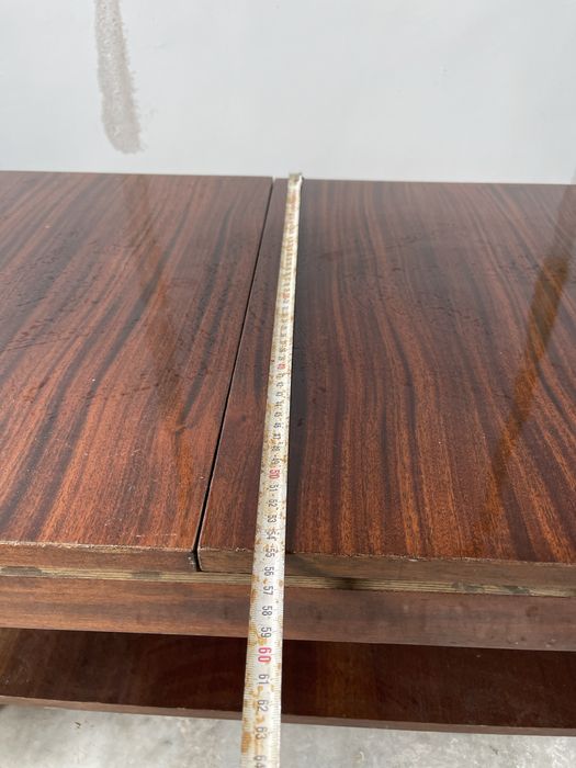 Масивна дървена маса