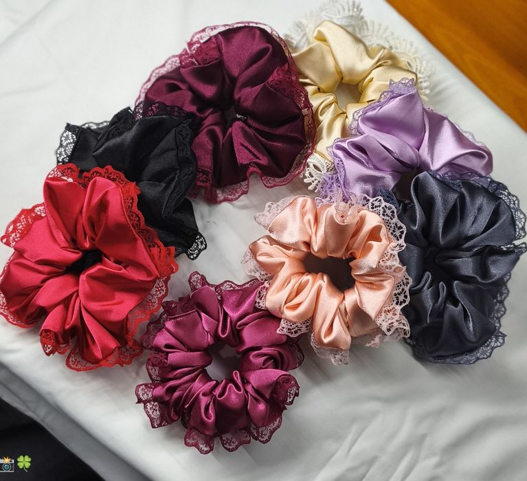 Скрънчи, дантела и сатен