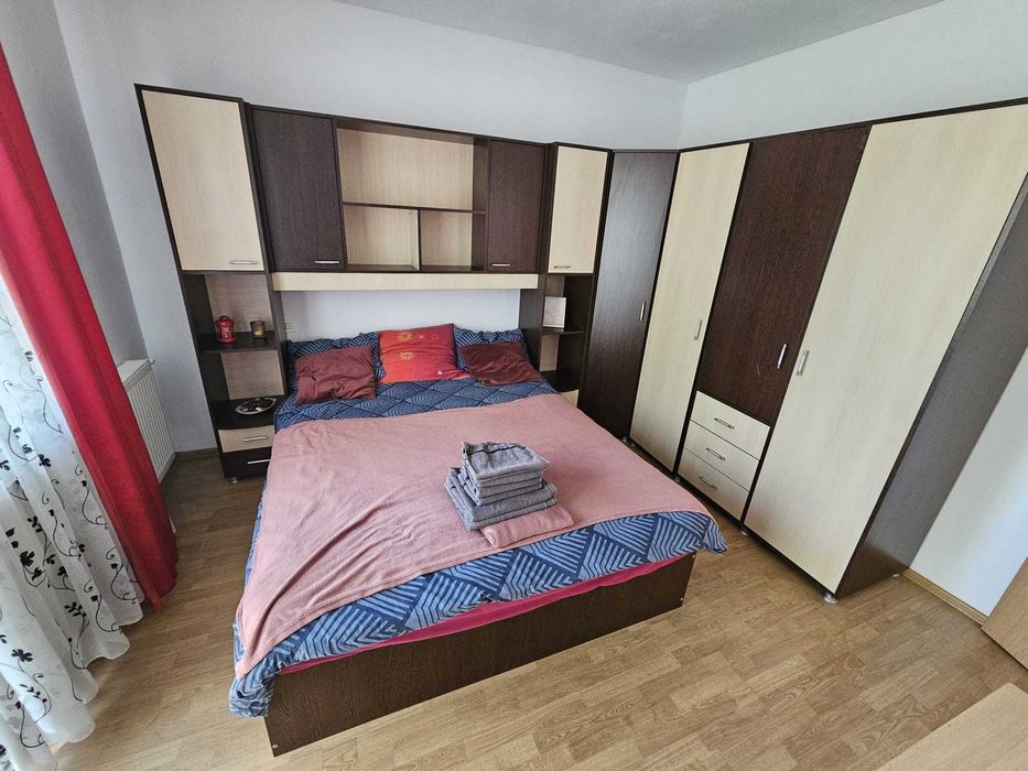 Dormitor complet Anda Dedeman – dulap 3 uși + pat 160x200 + saltea + comodă
