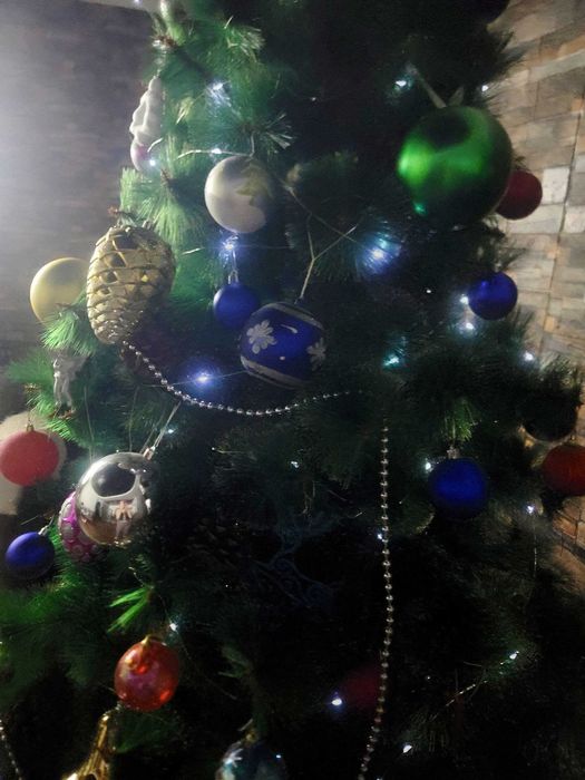 В новом состояние 2,5 метровая ёлка с игркшками и новой герляндой