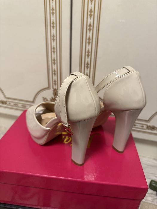 Белые туфли лакированный