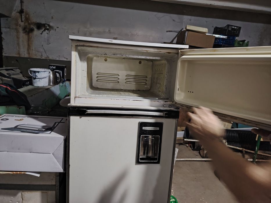 Продаю ХАЛОДЕНИК снежинка и оор двух камерный в отличном состоянии всё