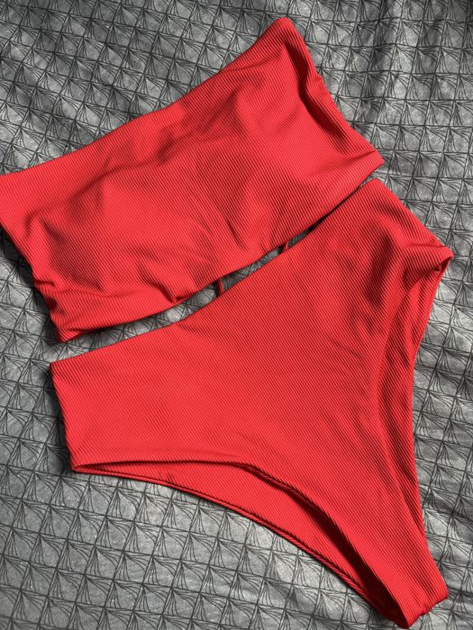 Червен бански.