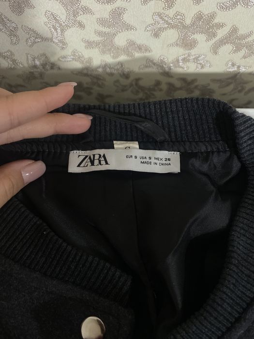 серый бомбер от зары