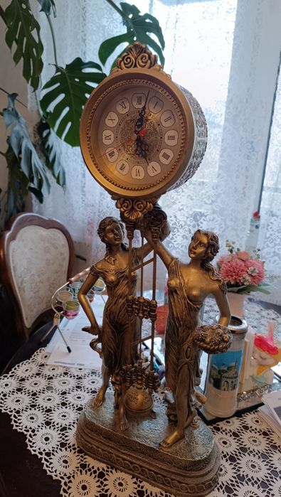 Ceas vechi statuete