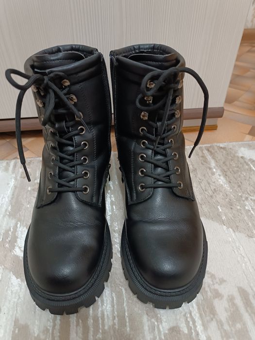 Продам ботинки женские