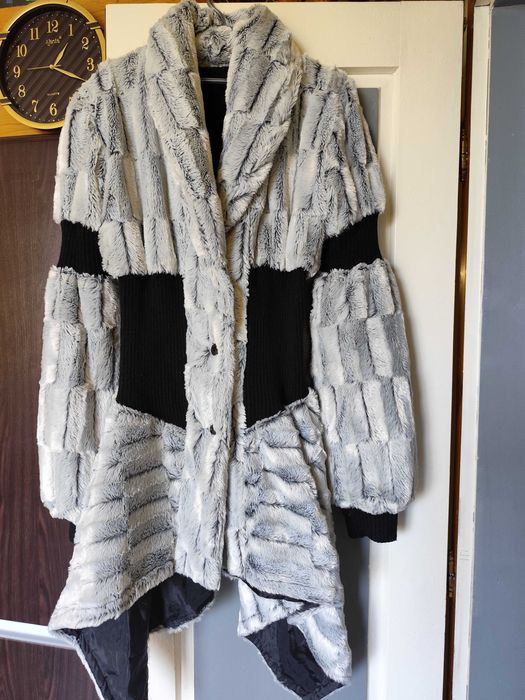 Дамско бяло модерно асиметрично палто от еко кожа