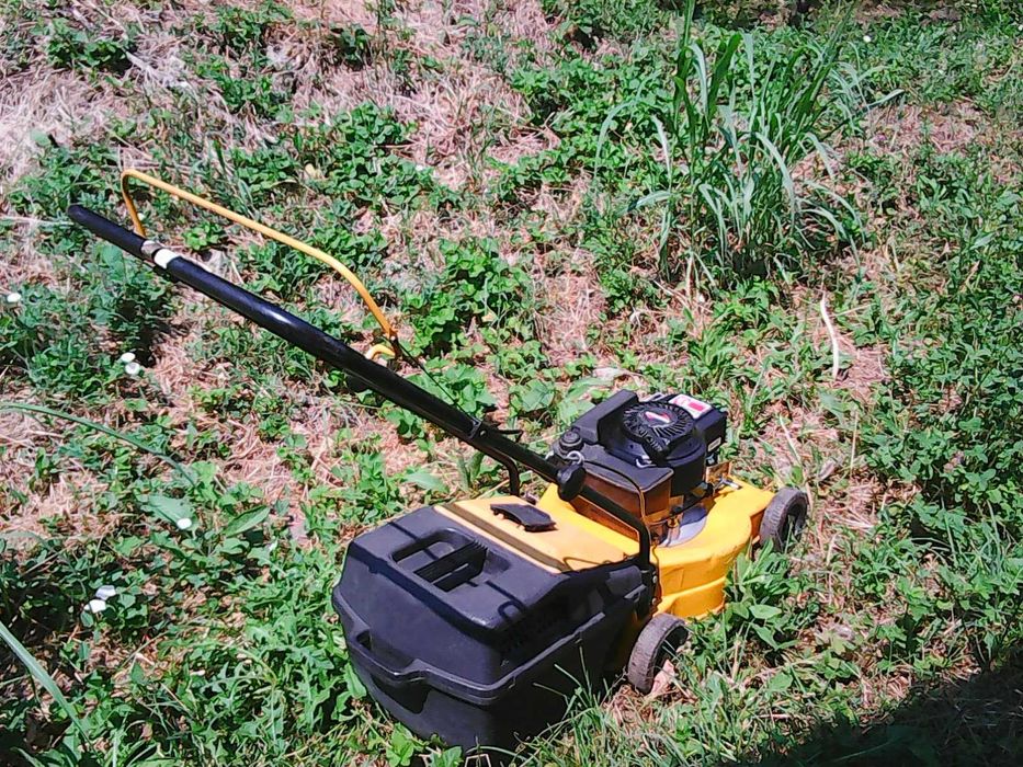 Бензинова косачка за трева с кошница.