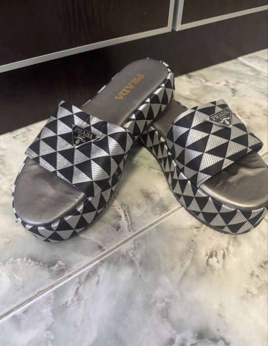 Чисти нови чехли на Prada